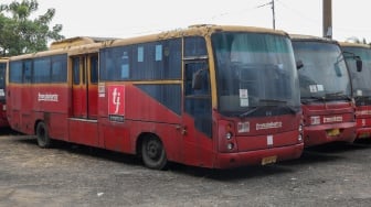 Bus Transjakarta yang terbengkalai terparkir di kawasan Terminal Pulogebang, Jakarta Timur, Selasa (11/6/2024). [Suara.com/Alfian Winanto]
