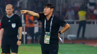 Pelatih Timnas Indonesia Shin Tae-yong memberikan instruksi dari pinggir lapangan saat pertandingan Kualifikasi Piala Dunia 2026 Zona Asia antara Indonesia melawan Filipina di Stadion Utama Gelora Bung Karno (SUGBK), Jakarta, Selasa (11/6/2024). [Suara.com/Alfian Winanto]