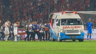 Ambulan membawa pemain Timnas Filipina Adrian Ugelvik yang mengalami cedera parah saat pertandingan Kualifikasi Piala Dunia 2026 Zona Asia antara Indonesia melawan Filipina di Stadion Utama Gelora Bung Karno (SUGBK), Jakarta, Selasa (11/6/2024). [Suara.com/Alfian Winanto]