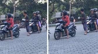 Salut! Bapak-bapak Ini Tetap Antre di SPBU Meski Jalan Kaki