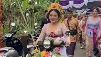 Pejuang Sentana, Pengantin Bali Ini Siap Jemput Suaminya Pakai Motor Berbunga