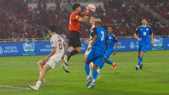 Bek Timnas Indonesia Justin Hubner berebut bola atas dengan Kiper Timnas Filipina Kevin Mendoza saat pertandingan Kualifikasi Piala Dunia 2026 Zona Asia antara Indonesia melawan Filipina di Stadion Utama Gelora Bung Karno (SUGBK), Jakarta, Selasa (11/6/2024). [Suara.com/Alfian Winanto]