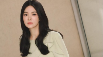 4 Inspirasi Fashion Minimalis ala Song Hye Kyo yang Harus Kamu Coba!