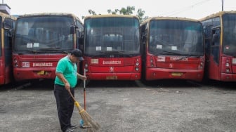 Bus Transjakarta yang terbengkalai terparkir di kawasan Terminal Pulogebang, Jakarta Timur, Selasa (11/6/2024). [Suara.com/Alfian Winanto]
