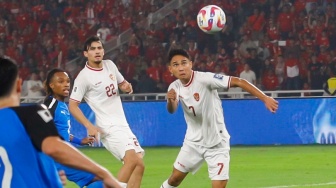 Pemain Timnas Indonesia Marselino Ferdinan berebut bola dengan pemain Timnas Filipina dalam pertandingan Kualifikasi Piala Dunia 2026 antara Indonesia melawan Filipina di Stadion Utama Gelora Bung Karno (SUGBK), Jakarta, Selasa (11/6/2024). [Suara.com/Alfian Winanto]