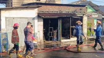 Menegangkan! Detik-detik Penyelamatan Nenek dan Cucunya di Sidoarjo Terjebak Kebakaran