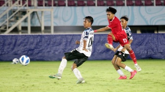 Timnas Indonesia U-16 saat beruji coba melawan SKO Ragunan di Stadion Manahan, Solo, Rabu (12/6/2024) malam. Uji coba itu merupakan rangkaian persiapan menghadapi Piala AFF U-16 2024. [Suara.com/Ronald Seger Prabowo]