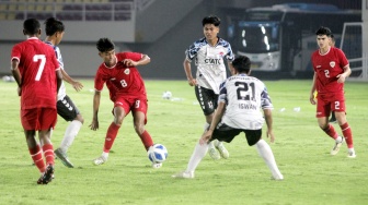 Timnas Indonesia U-16 saat beruji coba melawan SKO Ragunan di Stadion Manahan, Solo, Rabu (12/6/2024) malam. Uji coba itu merupakan rangkaian persiapan menghadapi Piala AFF U-16 2024. [Suara.com/Ronald Seger Prabowo]