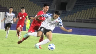 Timnas Indonesia U-16 saat beruji coba melawan SKO Ragunan di Stadion Manahan, Solo, Rabu (12/6/2024) malam. Uji coba itu merupakan rangkaian persiapan menghadapi Piala AFF U-16 2024. [Suara.com/Ronald Seger Prabowo]