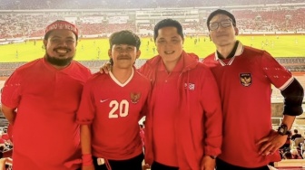 Desta Dicibir saat Turun dari Kursi VVIP di Laga Indonesia vs Filipina