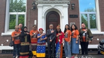 Tokoh Perempuan Dayak Memukau Penonton di Belanda dalam Pameran Budaya Long Ears Through the Lens