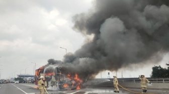 Bus Pariwisata di Tol Wiyoto Wiyono Jaktim Ludes Terbakar usai Ban Pecah, Nasib 54 Penumpang Selamat?