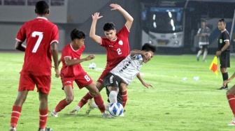 Timnas Indonesia U-16 saat beruji coba melawan SKO Ragunan di Stadion Manahan, Solo, Rabu (12/6/2024) malam. Uji coba itu merupakan rangkaian persiapan menghadapi Piala AFF U-16 2024. [Suara.com/Ronald Seger Prabowo]