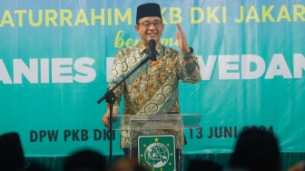 Gubernur DKI Jakarta Periode 2017-2022, Anies Baswedan (tengah) memberikan sambutan saat berkunjung ke kantor DPW PKB Jakarta, Kamis (13/6/2024). [Suara.com/Alfian Winanto]