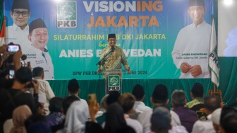 Gubernur DKI Jakarta Periode 2017-2022, Anies Baswedan (tengah) memberikan sambutan saat berkunjung ke kantor DPW PKB Jakarta, Kamis (13/6/2024). [Suara.com/Alfian Winanto]