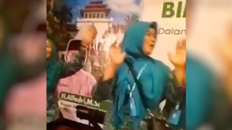 Viral Ibu-ibu PKK Siak Kompak Joget Sambil Nyawer saat Bimtek di Bandung