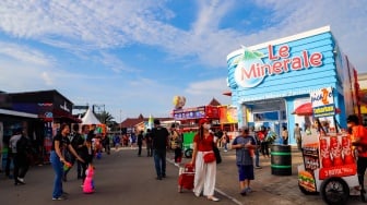 Pengunjung memadati area Jakarta Fair 2024 di JIExpo Kemayoran, Jakarta, Kamis (13/6/2024). [Suara.com/Alfian Winanto]