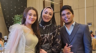 Serba Sederhana, Angelina Sondakh Dandan Sendiri dan Tenteng Tas Murah di Lamaran Aaliyah Massaid