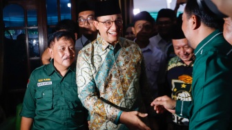 Gubernur DKI Jakarta Periode 2017-2022, Anies Baswedan (tengah) saat tiba di kantor DPW PKB Jakarta, Kamis (13/6/2024). [Suara.com/Alfian Winanto]