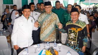 Gubernur DKI Jakarta Periode 2017-2022, Anies Baswedan (tengah) bersalaman dengan Ketua Dewan Pengurus Wilayah (DPW) PKB DKI Jakarta Hasbiallah Ilyas (kanan) dan Sekertaris DPW PKB Mohammad Fauzi (kiri) saat berkunjung ke kantor DPW PKB Jakarta, Kamis (13/6/2024). [Suara.com/Alfian Winanto]