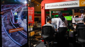 Pengunjung mencoba simulator Kereta LRT Jakarta di gelaran Jakarta Fair 2024 di Jiexpo Kemayoran, Jakarta, Kamis (13/6/2024). [Suara.com/Alfian Winanto]