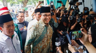 Gubernur DKI Jakarta Periode 2017-2022, Anies Baswedan (tengah) saat tiba di kantor DPW PKB Jakarta, Kamis (13/6/2024). [Suara.com/Alfian Winanto]