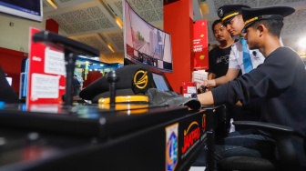 Pengunjung mencoba simulator Kereta LRT Jakarta di gelaran Jakarta Fair 2024 di Jiexpo Kemayoran, Jakarta, Kamis (13/6/2024). [Suara.com/Alfian Winanto]