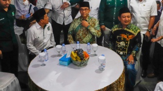 Gubernur DKI Jakarta Periode 2017-2022, Anies Baswedan (tengah) bersama dengan Ketua Dewan Pengurus Wilayah (DPW) PKB DKI Jakarta Hasbiallah Ilyas (kanan) dan Sekertaris DPW PKB Mohammad Fauzi (kiri) saat berkunjung ke kantor DPW PKB Jakarta, Kamis (13/6/2024). [Suara.com/Alfian Winanto]