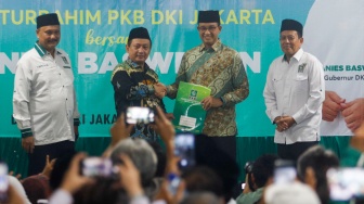 Ketua Dewan Pengurus Wilayah (DPW) PKB DKI Jakarta Hasbiallah Ilyas (kedua kiri) memberikan surat rekomendasi partai kepada Gubernur DKI Jakarta Periode 2017-2022, Anies Baswedan (kedua kanan) di kantor DPW PKB Jakarta, Kamis (13/6/2024). [Suara.com/Alfian Winanto]