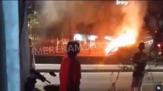 Ngeri! Mobil Terbakar usai Tabrak Separator Busway di Penjaringan Jakut, Nasib Sopir Selamat?