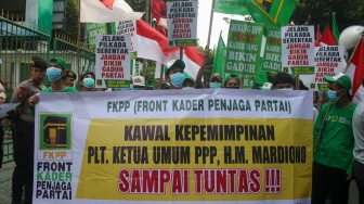 Sejumlah massa dari Front Kader Penjaga Partai (FKPP), menggelar aksi demonstrasi di depan Kantor DPP Partai Persatuan Pembangunan (PPP), Jakarta Pusat, Jumat (14/6/2024). [Suara.com/Alfian Winanto]