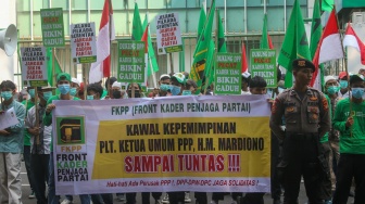 Pecah Kongsi, Dua Kader PPP Saling Demo di Depan Kantor DPP