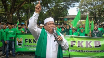 Sejumlah massa dari Front Kader Ka’bah Bersatu (FKKB), menggelar aksi demonstrasi di depan Kantor DPP Partai Persatuan Pembangunan (PPP), Jakarta Pusat, Jumat (14/6/2024). [Suara.com/Alfian Winanto]