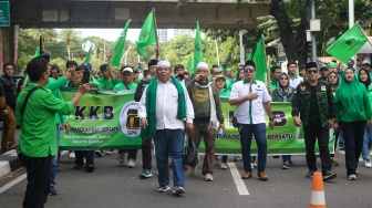 Sejumlah massa dari Front Kader Ka’bah Bersatu (FKKB), menggelar aksi demonstrasi di depan Kantor DPP Partai Persatuan Pembangunan (PPP), Jakarta Pusat, Jumat (14/6/2024). [Suara.com/Alfian Winanto]