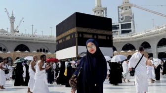 Lakukan Tawaf, Ria Ricis Kedapatan Gendong Tas Ransel Mewah Seharga Motor