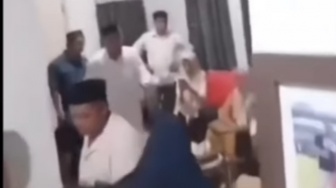 Viral! Detik-Detik Pengantin Pria Ditonjok Wali Nikah Usai Ijab Kabul, Ancaman Pembunuhan Jadi Motif?