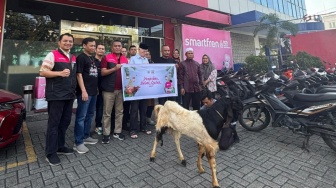 Smartfren Berbagi Kebaikan di Idul Adha, Serahkan Hewan Kurban di Berbagai Kota di Indonesia