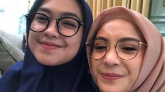 Perbandingan Harga Tas Ria Ricis dan Nagita Slavina Saat Ibadah Haji: Tumben Punya Mama Gigi Murah!