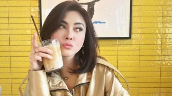 Dhena Devanka Ungkap Penyesalan Menikah dengan Jonathan Frizzy