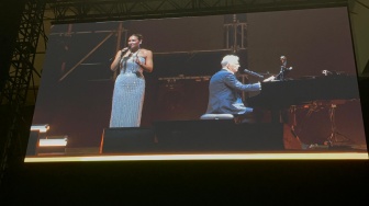 Duet Cadas David Foster dan Istri di Konser Hitman Returns, Sampai Rebahan di Panggung