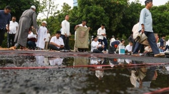 Sejumlah umat Islam bersiap melaksanakan sholat Idul Adha di Masjid Agung Al-Azhar, Jakarta, Minggu (16/06/2024). [Suara.com/Alfian Winanto]