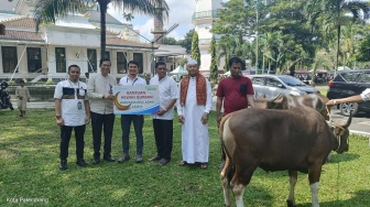 Semangat Berbagi, Bank Sumsel Babel Sumbang Hewan Kurban untuk Masyarakat