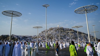 Umat Islam memadati Jabal Rahmah jelang wukuf di Arafah, Makkah, Arab Saudi, Sabtu (15/6/2024). [ANTARA FOTO/Sigid Kurniawan/wpa]