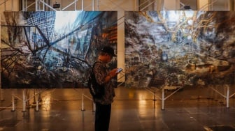 Pengunjung melihat karya seni dalam Pameran 'Jakarta Provoke' di Gedung Pos Bloc, Jakarta, Minggu (16/6/2024). [Suara.com/Alfian Winanto]