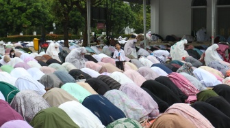 Sejumlah umat Islam melaksanakan sholat Idul Adha di Masjid Agung Al-Azhar, Jakarta, Minggu (16/06/2024). [Suara.com/Alfian Winanto]