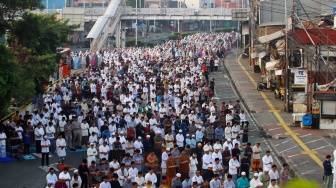 Umat muslim melaksanakan Salat Idul Adha berjemaah di Terminal Kampung Melayu, Jakarta, Senin (17/6/2024). [Suara.com/Alfian Winanto]