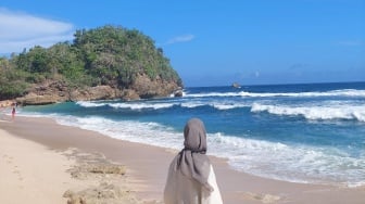 Pantai Gondo Mayit: Keindahan Menawan di Balik Nama yang Menyeramkan!