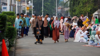 Umat muslim melaksanakan Salat Idul Adha berjemaah di Terminal Kampung Melayu, Jakarta, Senin (17/6/2024). [Suara.com/Alfian Winanto]