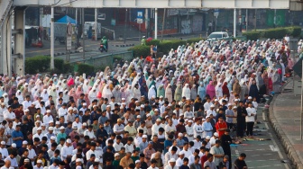 Ribuan Umat Muslim Salat Idul Adha di Terminal Kampung Melayu