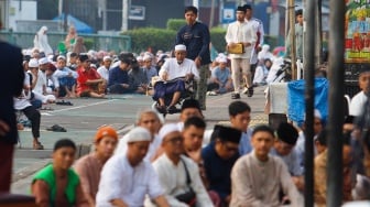 Umat muslim melaksanakan Salat Idul Adha berjemaah di Terminal Kampung Melayu, Jakarta, Senin (17/6/2024). [Suara.com/Alfian Winanto]